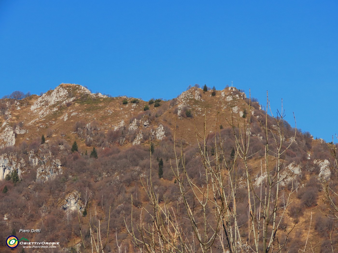04 Zoom sul Monte Castello (croce e cima) da Serina.JPG